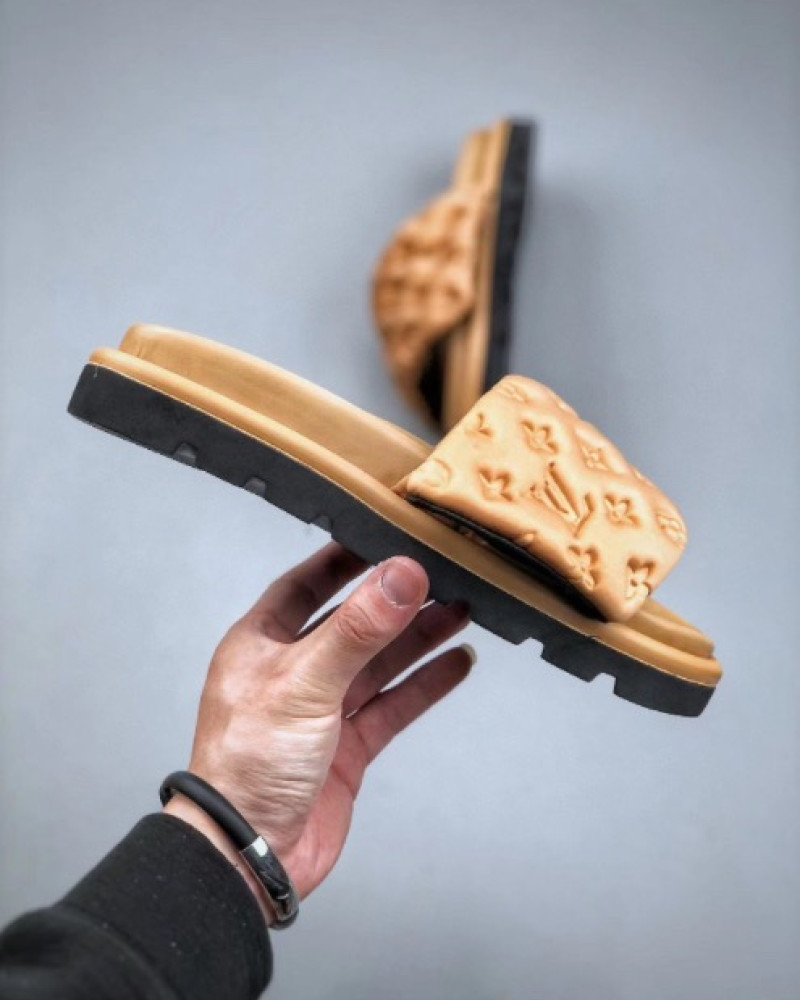 LV Slippers 