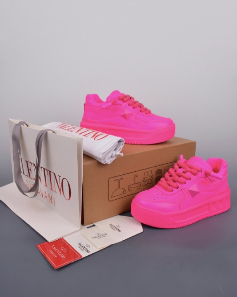  Valentino Garavani One Stud Low-Top Sneakers Neon Pink