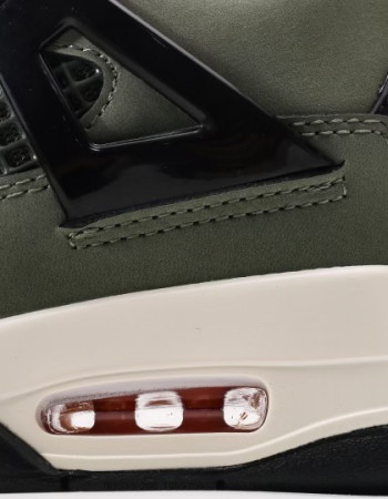 Air Jordan 4 "Undefeated" 